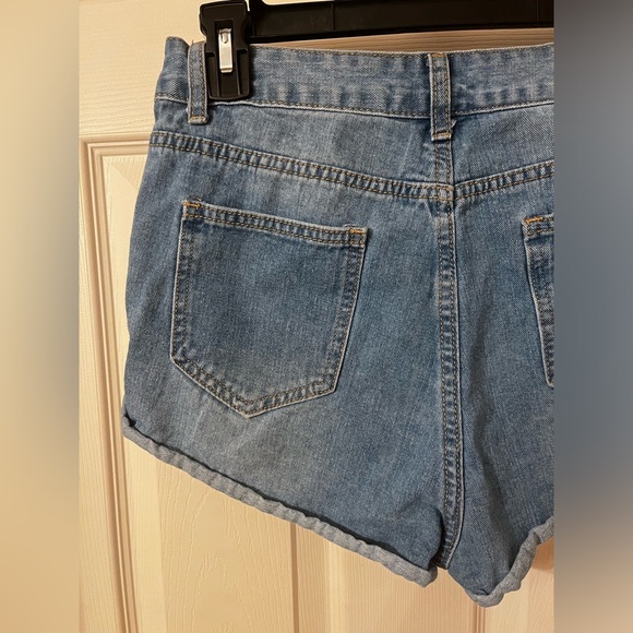 Women’s Forever 21 Light Denim Shorts - Picture 5 of 9